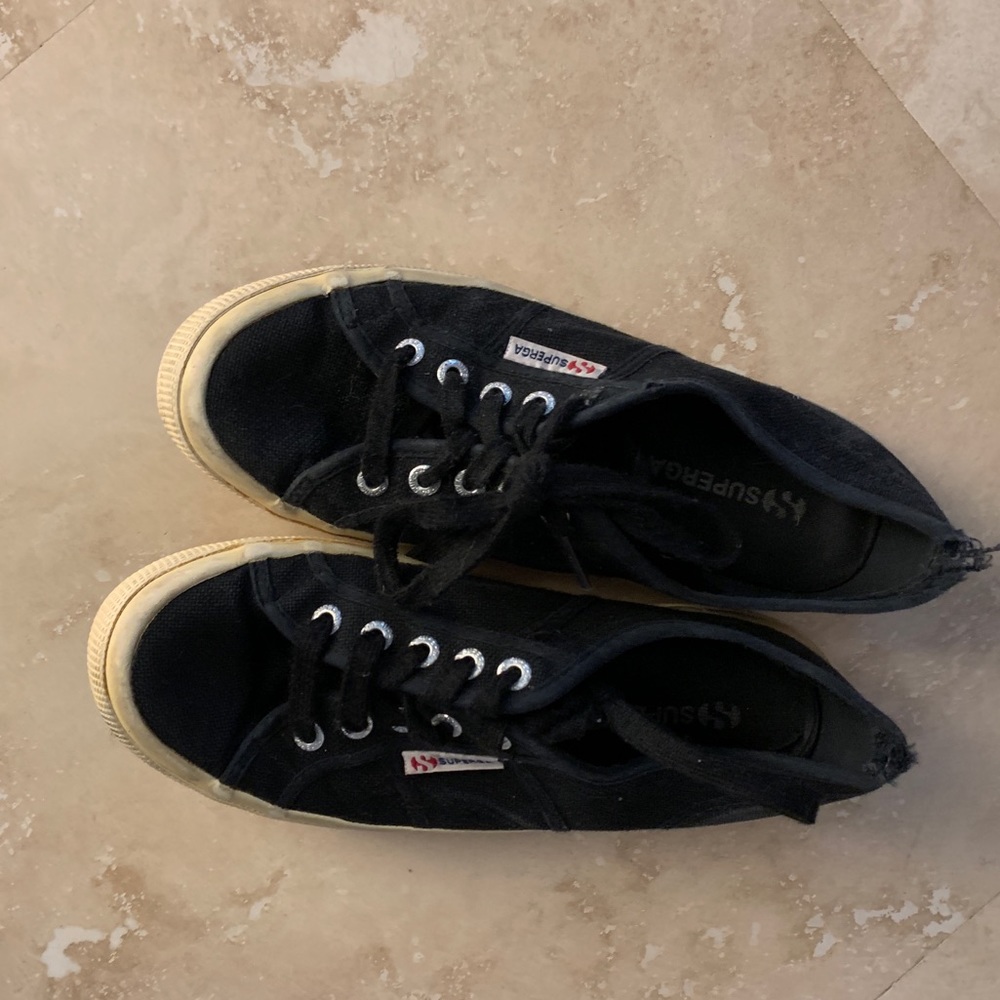 Black supergas